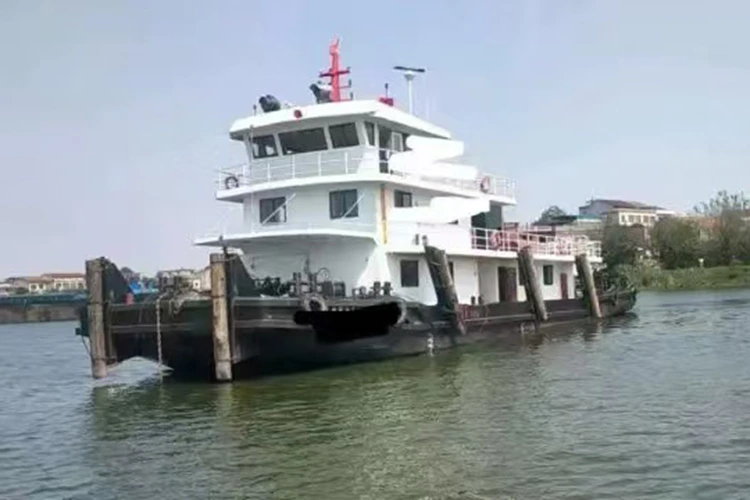 In che modo un rimorchiatore portuale migliora l'efficienza del porto e la sicurezza delle navi?