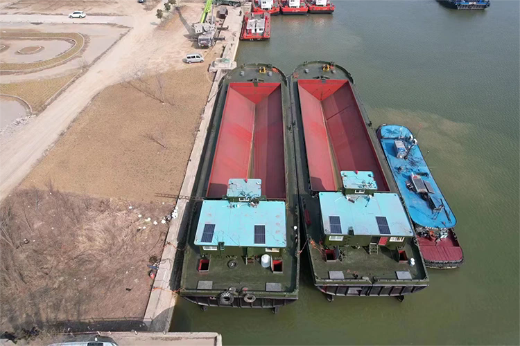 In che modo una chiatta a tramoggia divisa migliora l'efficienza di dragaggio e il trasporto di materiale marino?