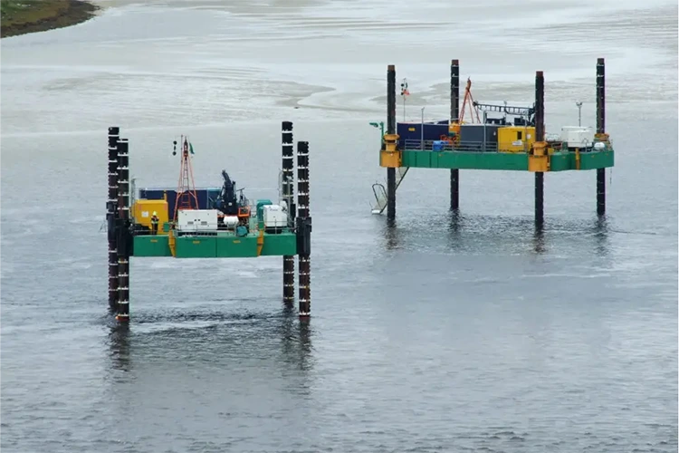 Piattaforma autoelevante per l'esplorazione geologica